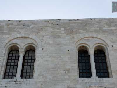 Manufatti che comunque furono costruiti in maniera da essere distinguibili da quelli originari: ad esempio le nuove bifore di San Nicola si riconoscono da quelle precedenti per la loro superficie liscia, senza decorazioni
